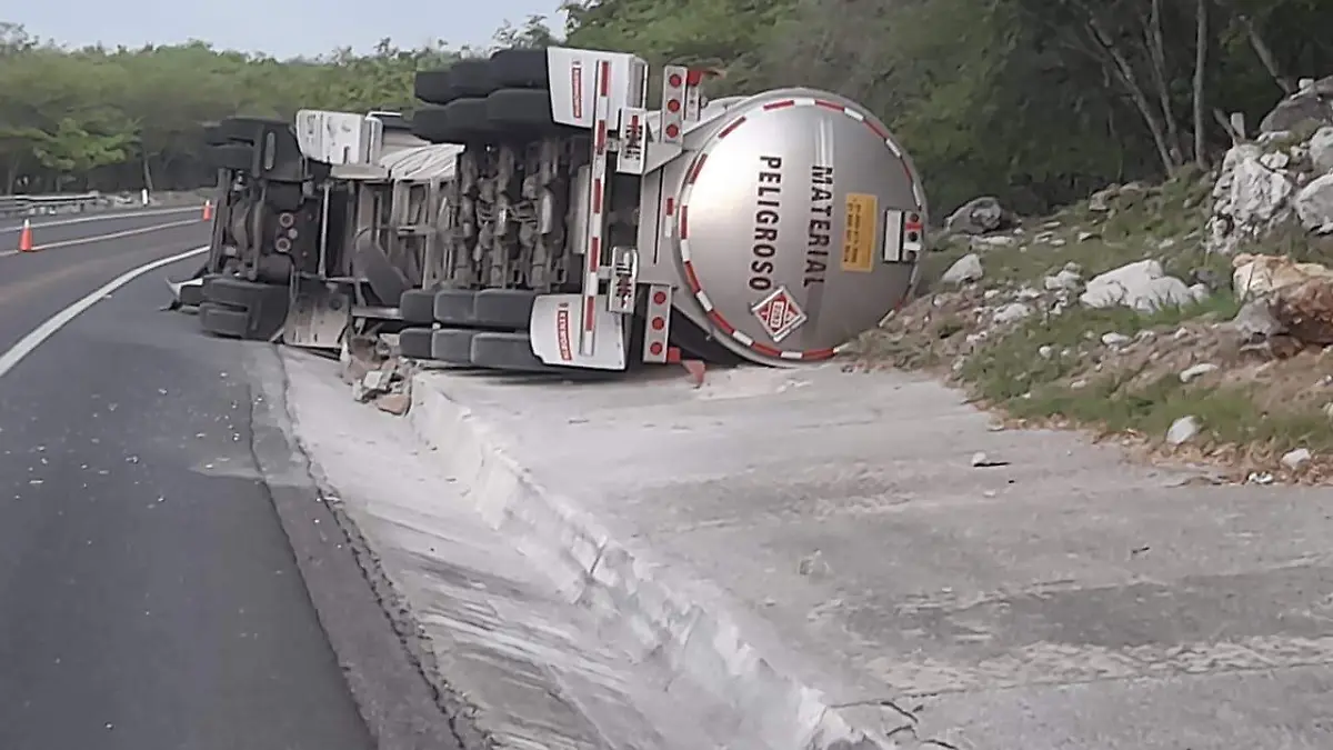 Trailer cargado con alcohol volcó